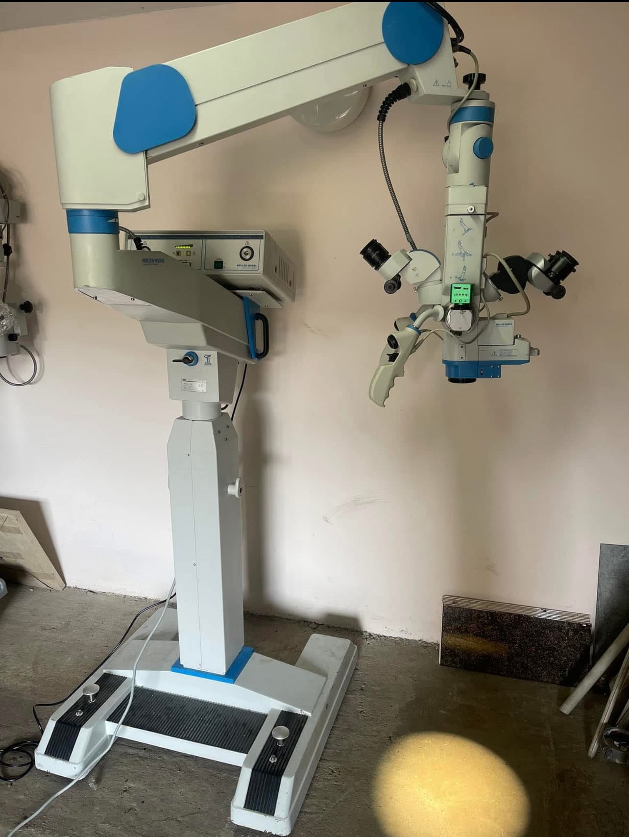 Операційний мікроскоп для нейрохірургії Moller-Wedel VM900 Surgical Microscope. Моторизовані зум і фокус, подвійне світло галоген і ксенон. Для нейрохірургії, пластичної хірургії та інших галузей медицини. Можлива доставка і монтаж за додаткову плату. Оплата по перерахунку або готівкою