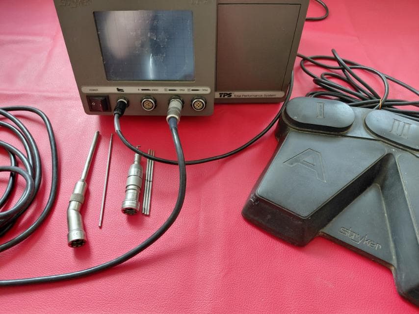 Stryker TPS Total Performance System  Система включає: -- Stryker TPS Console 5100-1 (консоль); -- Stryker TPS Footswitch 5100-8 (педаль); -- Stryker Core UHT Drill 5400-110 (мотор зі кабелем); -- Stryker D-48, 5100-10-48 (насадка краніотомічна); -- Stryker TPS U2 Drill 5100-10-72 (насадка бор).