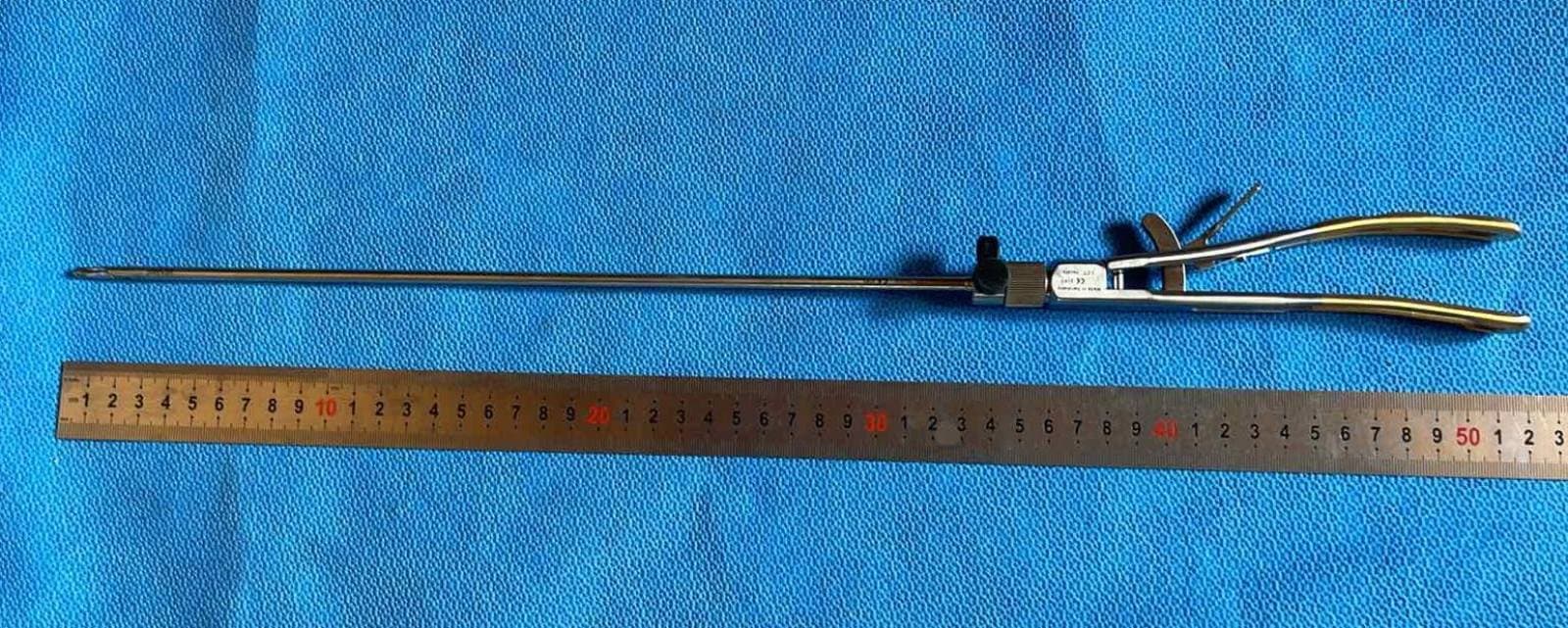 Stryker  REF 250-080-235 Лапароскопічний голкотримач із вигином вліво. Загальна довжина інструмента 52 см, довжина робочої частини 34 см. Кількість 1шт. 